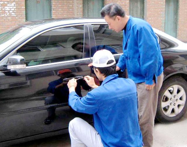 定海路汽车钥匙丢在车里面怎么办?